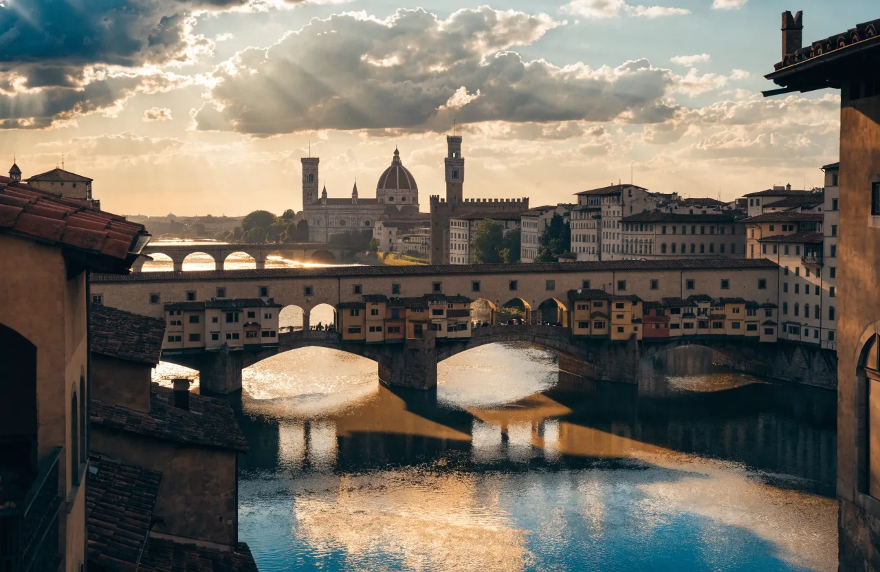 Il Ponte Vecchio e l'Arno a Firenze al tramonto
